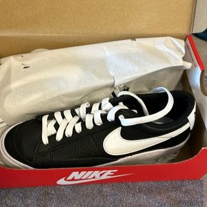 New Nike low 77 gs size 6 boys